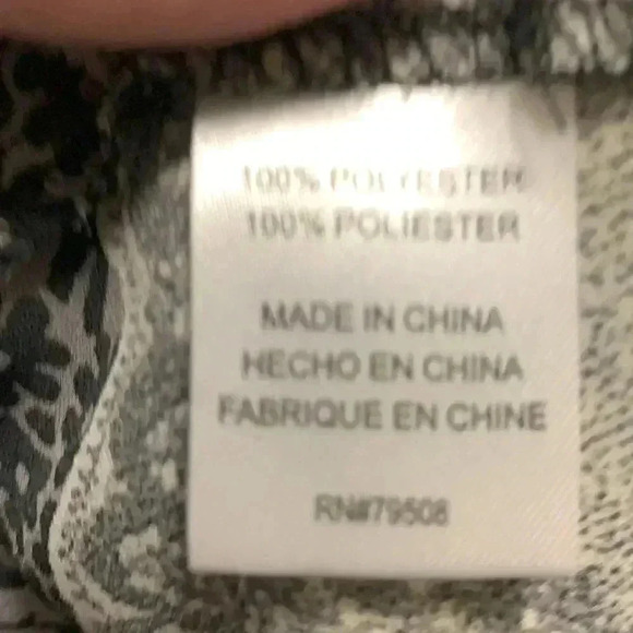 Violet and Claire lightweight tunic with front pleats and back button closure - Picture 7 of 8